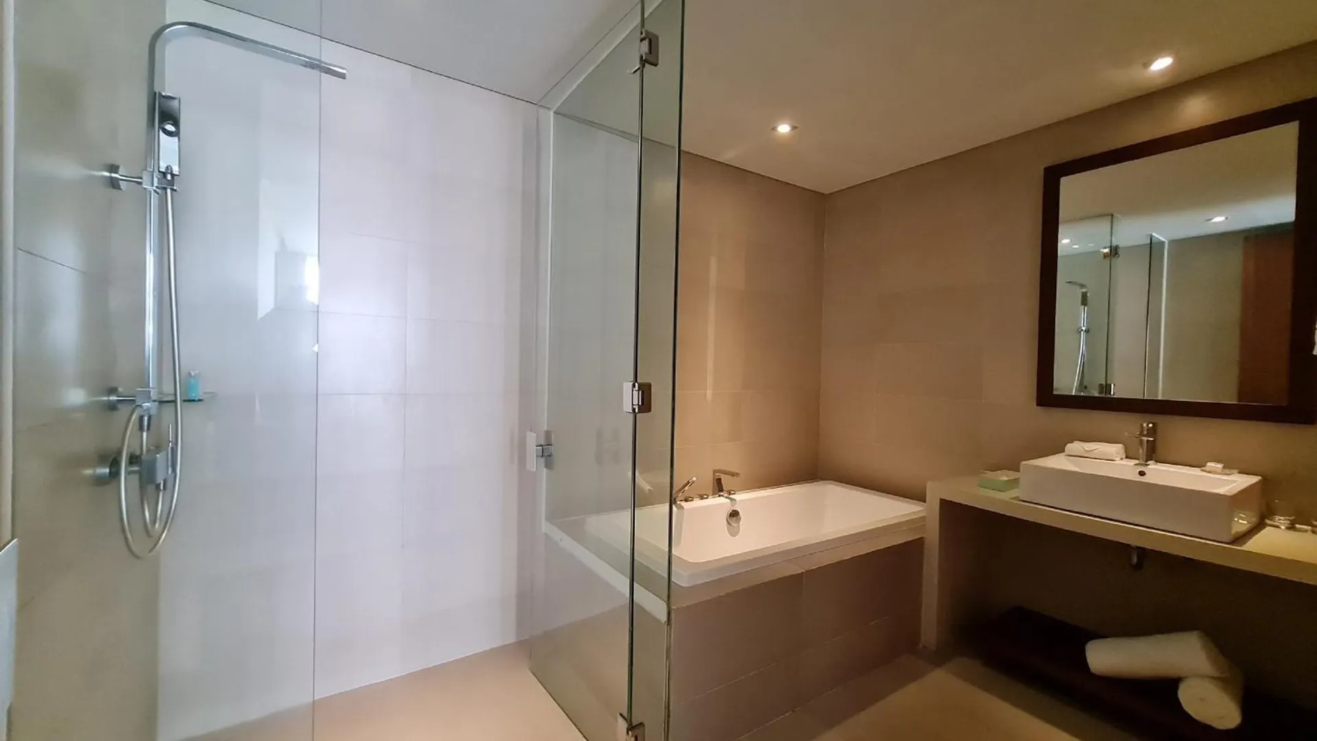 A La Carte Da Nang Beach 4*,  Vietnam