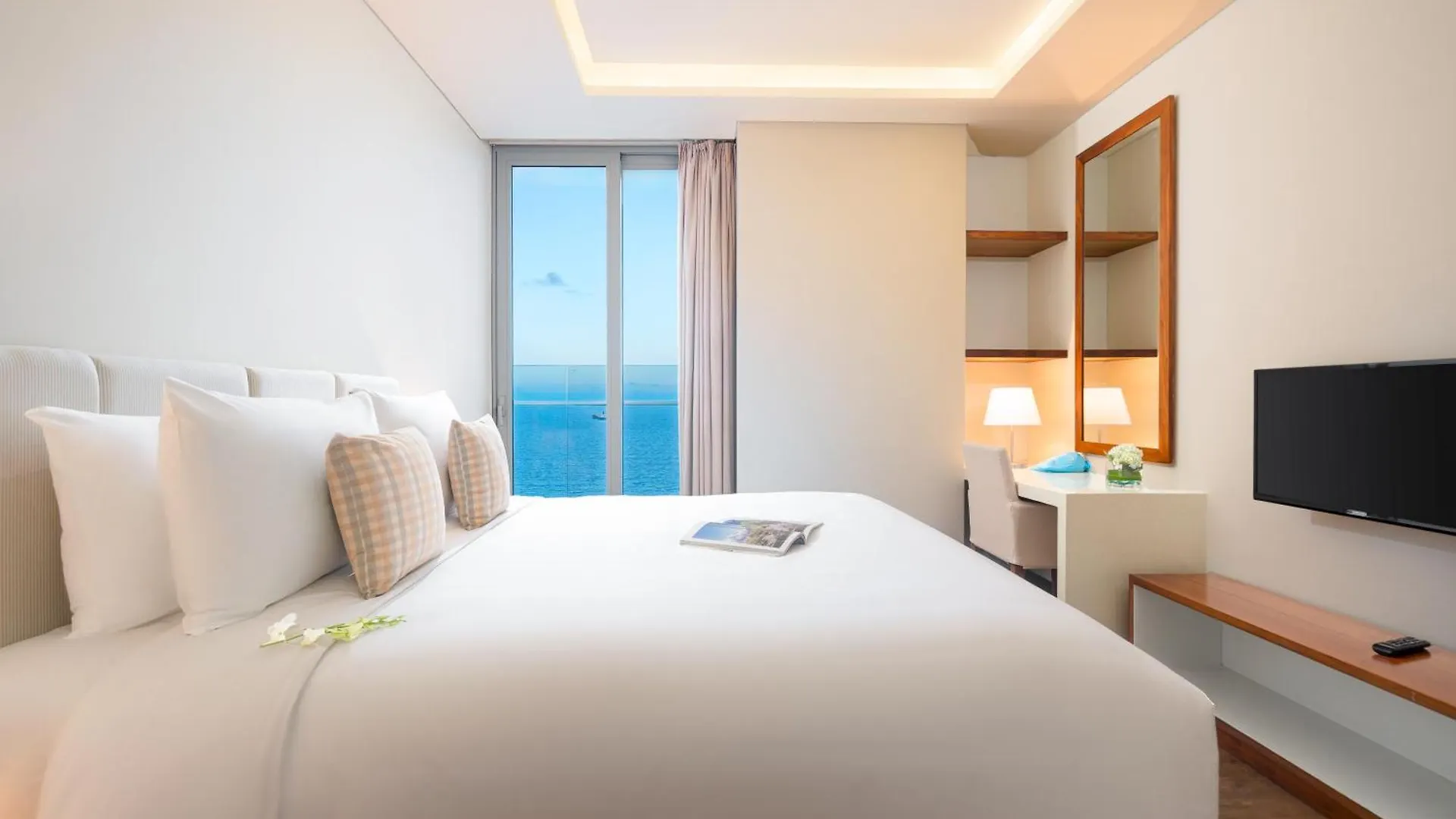 A La Carte Da Nang Beach 4*,  Vietnam