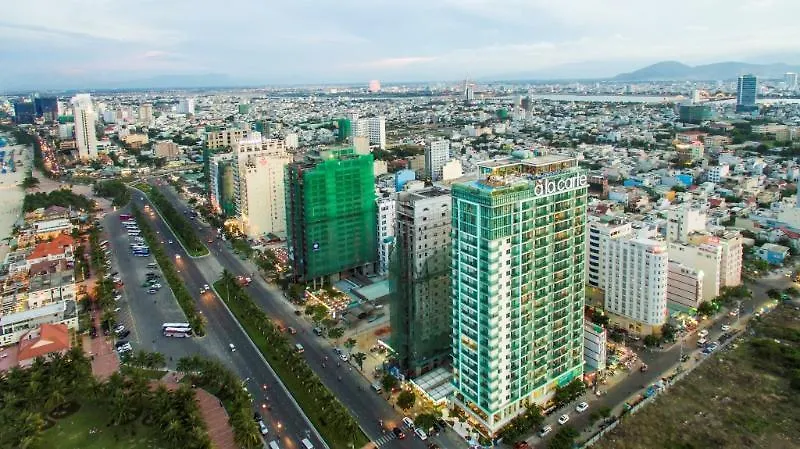 A La Carte Da Nang Beach 4*,
