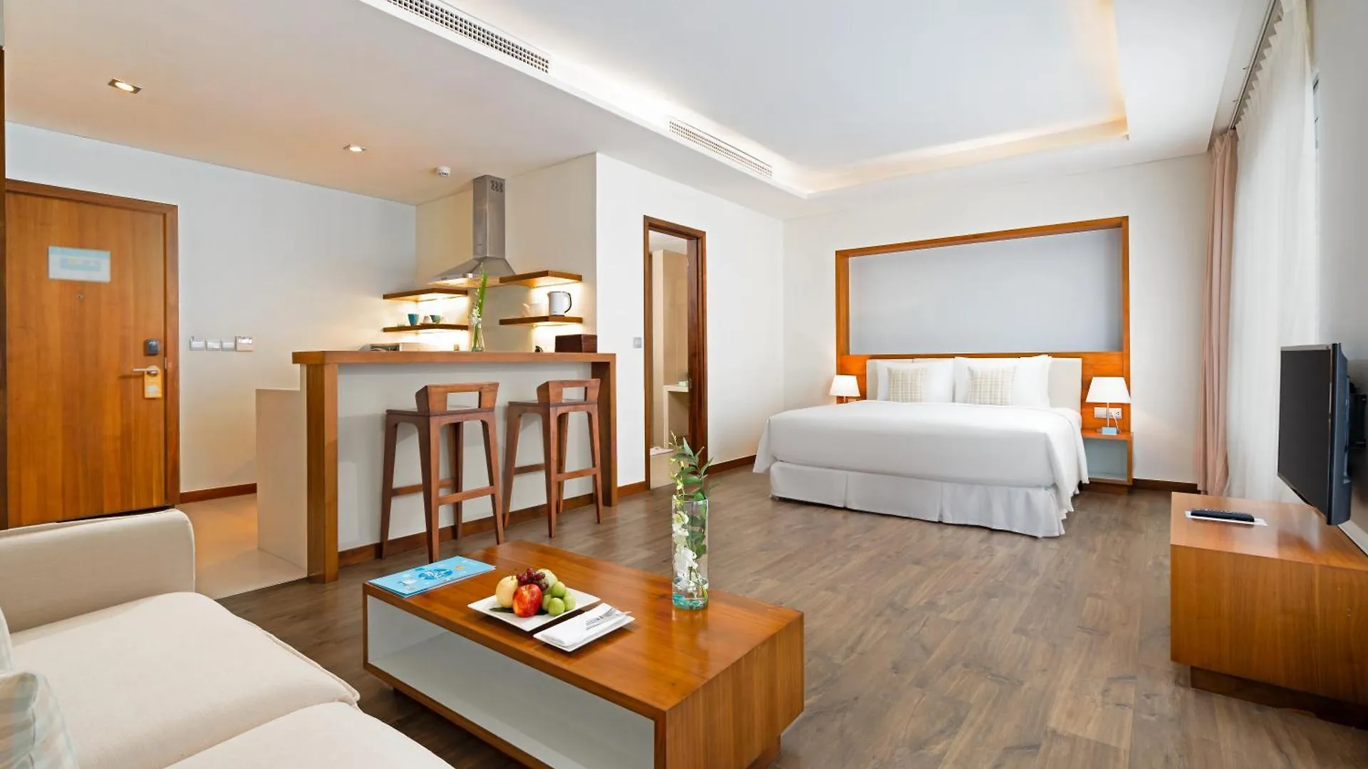 Hotel A La Carte Da Nang Beach 4*,